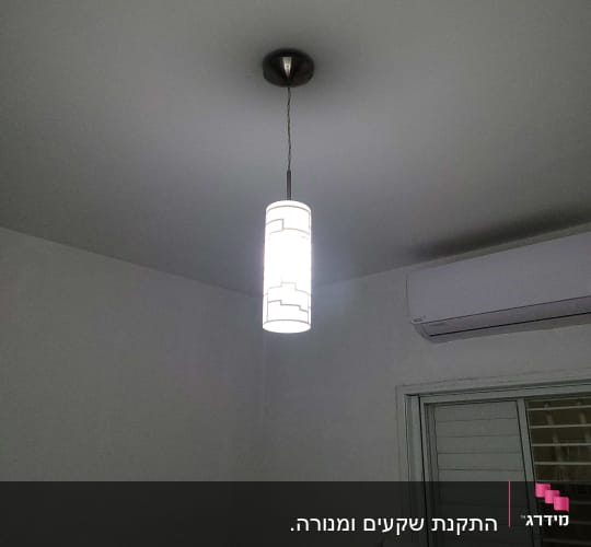 מנורת תקרה תלויה עם כבל חשמלי